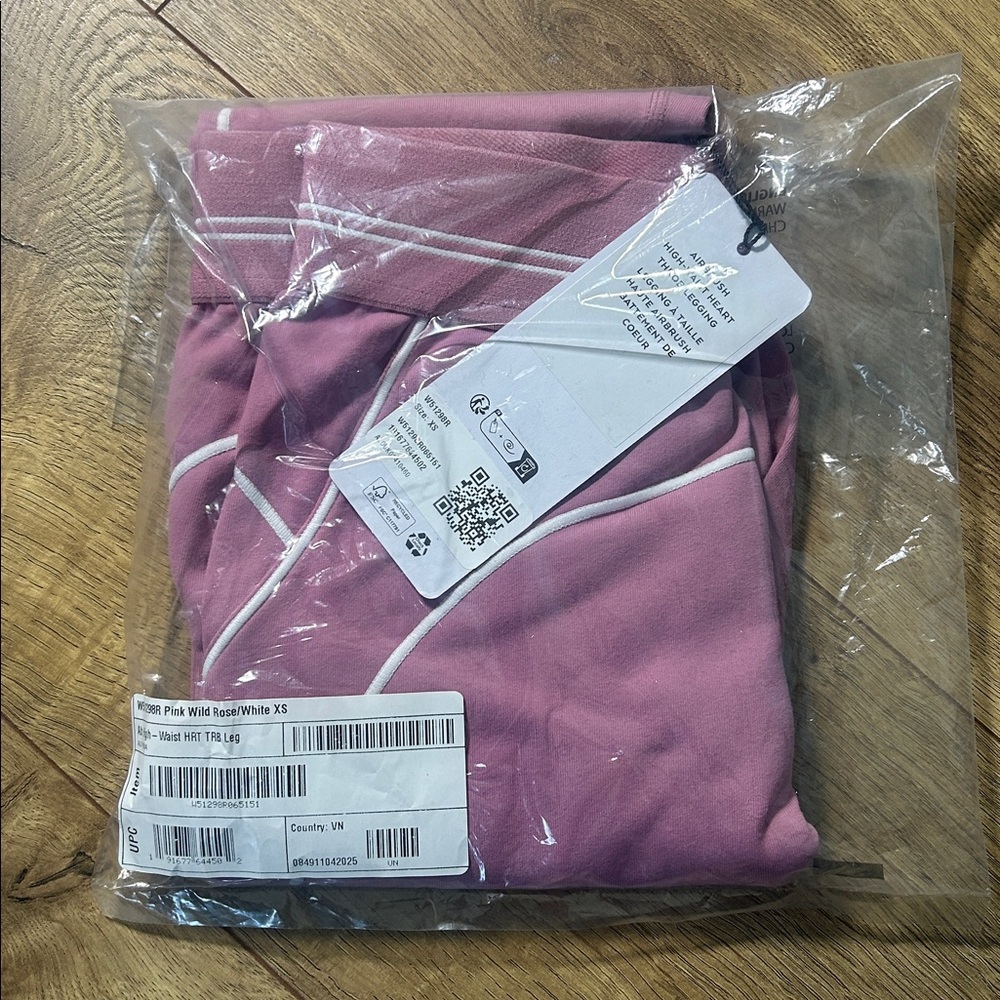 NWT - ALO Yoga Wild Rose Heart Throb Leggings size XS
